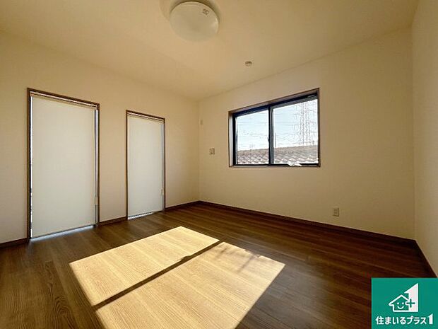 【洋室】シンプルな洋室は、自分好みのインテリアが楽しめます♪ご家族とインテリアや家具を選びに行くのは新築購入時の醍醐味の一つです。ぜひお楽しみください♪