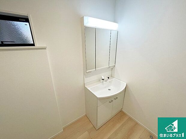 【独立洗面台】清潔感のある洗面台です。フラットな鏡は掃除がしやすく毎日清潔!鏡裏には収納があるのでスッキリとした洗面台が保てます。