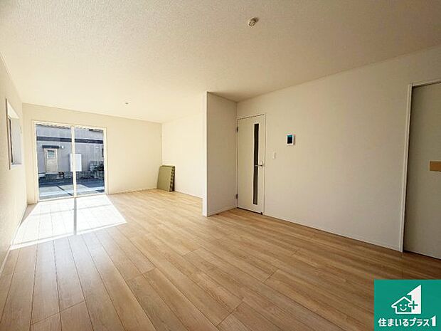 【居間・リビング】日当たり良好の明るいリビングで朝の目覚めもスッキリできそう!対面キッチンでご家族のコミュニケーションも自然と増える設計!小さなお子様が遊ぶスペースを作っても広々とくつろげるLDK!