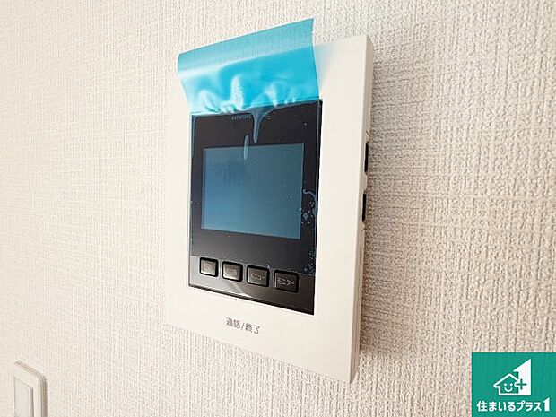 【カラーモニターインターホン】声だけでなく来訪者の姿や顔がモニターで確認できるので、小さなお子様がいらっしゃるご家庭でも安心できます!