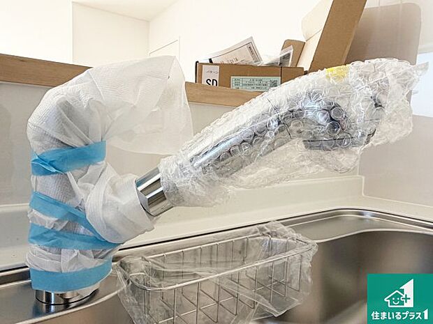 【キッチン水栓】浄水器を内蔵!炊飯時、お茶を作る時に安心してお水を使えます!お湯と冷水、浄水と原水、シャワーの切替えもワンタッチです!