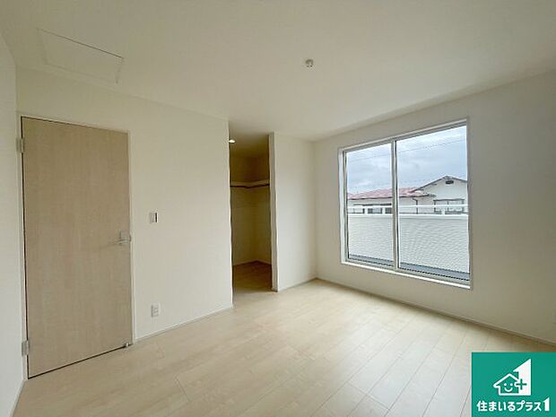 【洋室】寝室は心地よい眠りについてもらいたくて、シンプルかつ開放的な空間な設計にしています!大きな窓から差し込む日が心地いいです♪