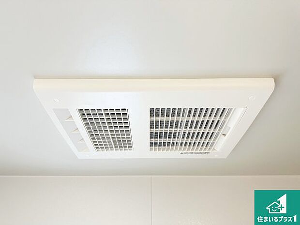 【浴室暖房乾燥機】四季を通して快適なバスライフをお手伝いする浴室暖房乾燥機！浴室の乾燥・暖房・涼風・換気はもちろん、２４時間換気にも対応！ 