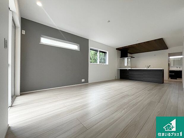 【居間・リビング】日当たり良好の明るいリビングで朝の目覚めもスッキリできそう!対面キッチンでご家族のコミュニケーションも自然と増える設計!小さなお子様が遊ぶスペースを作っても広々とくつろげるLDK!