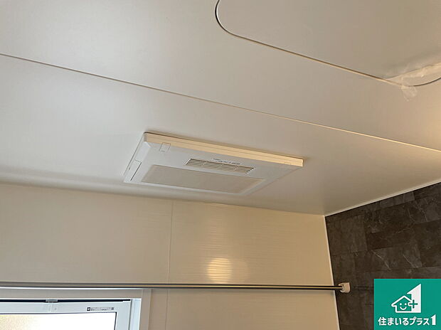 【浴室暖房乾燥機】四季を通して快適なバスライフをお手伝いする浴室暖房乾燥機!浴室の乾燥・暖房・涼風・換気はもちろん、24時間換気にも対応!