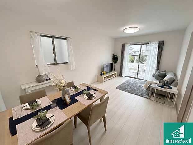 【居間・リビング】日当たり良好の明るいリビングで朝の目覚めもスッキリできそう!対面キッチンでご家族のコミュニケーションも自然と増える設計!小さなお子様が遊ぶスペースを作っても広々とくつろげるLDK!