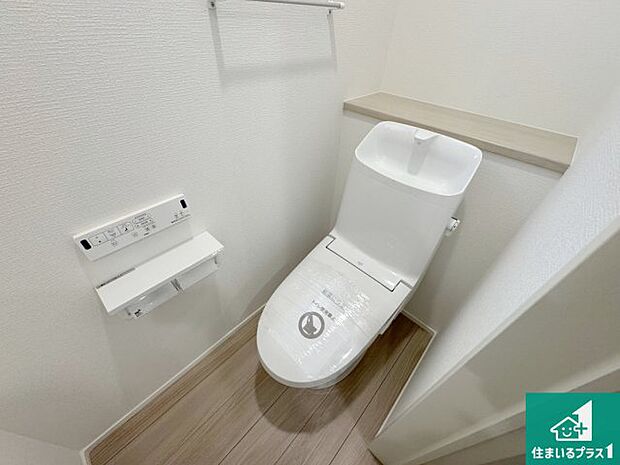 【トイレ】1・2階の2ヶ所にあるので、朝の忙しい時間の順番待ちもなく、深夜の利用にも大変便利です。