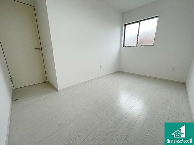 【洋室】シンプルな洋室は、自分好みのインテリアが楽しめます♪ご家族とインテリアや家具を選びに行くのは新築購入時の醍醐味の一つです。ぜひお楽しみください♪