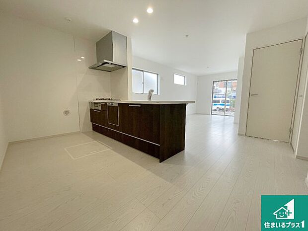 【居間・リビング】シンプルなリビングは、観葉植物等のインテリアを楽しめますね!パパ好みにも、ママ好みにも家具次第で雰囲気を変えることができます!