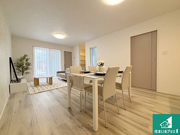 【居間・リビング】日当たり良好の明るいリビングで朝の目覚めもスッキリできそう!対面キッチンでご家族のコミュニケーションも自然と増える設計!小さなお子様が遊ぶスペースを作っても広々とくつろげるLDK!