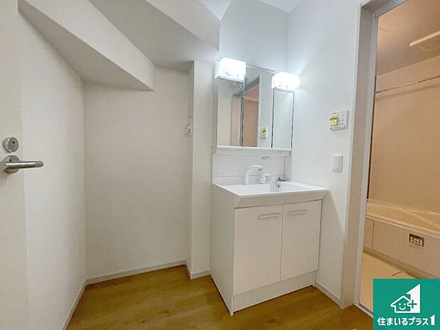 【独立洗面台】清潔感のある洗面台です。フラットな鏡は掃除がしやすく毎日清潔!鏡裏には収納があるのでスッキリとした洗面台が保てます。