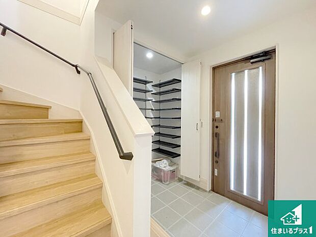 【玄関】ご家族皆様の靴もたっぷり収まる大容量の玄関収納を設けました。見た目もスッキリ綺麗な玄関に!
