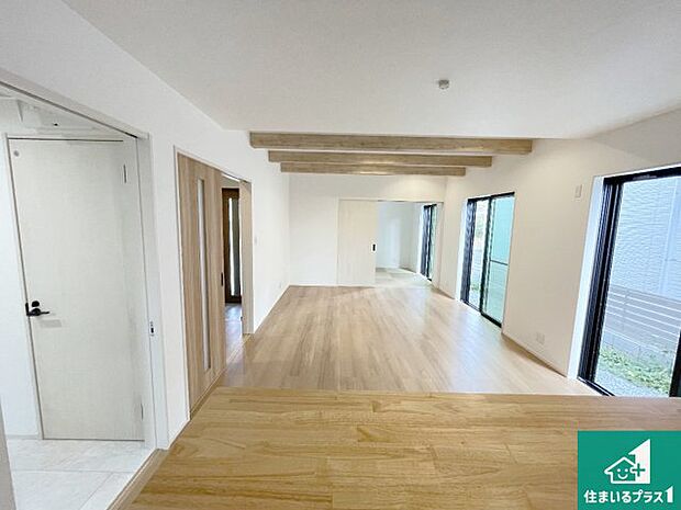 【居間・リビング】日当たり良好の明るいリビングで朝の目覚めもスッキリできそう!対面キッチンでご家族のコミュニケーションも自然と増える設計!小さなお子様が遊ぶスペースを作っても広々とくつろげるLDK!