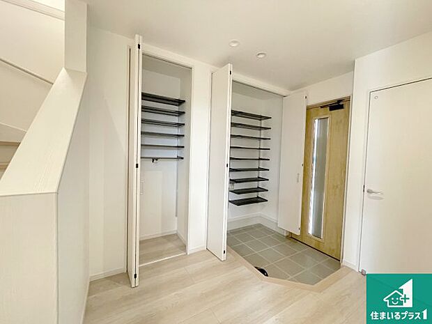 【玄関】シューズボックスにはたくさんの靴が収納できるので玄関周りはいつもスッキリ!ご家族が増えても安心!