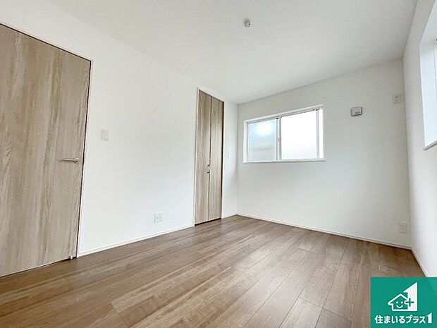 【洋室】シンプルな洋室は、自分好みのインテリアが楽しめます♪ご家族とインテリアや家具を選びに行くのは新築購入時の醍醐味の一つです。ぜひお楽しみください♪