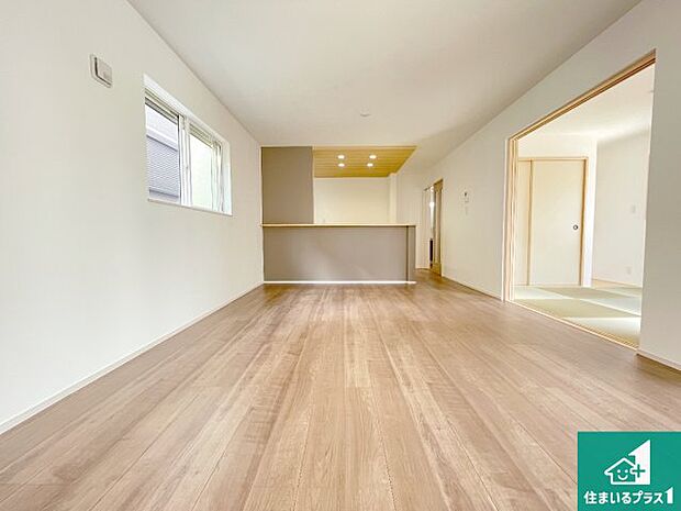 【居間・リビング】日当たり良好の明るいリビングで朝の目覚めもスッキリできそう!対面キッチンでご家族のコミュニケーションも自然と増える設計!小さなお子様が遊ぶスペースを作っても広々とくつろげるLDK!