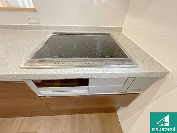 【コンロ】天板がフラットな構造なので料理のあともお掃除がラクラクできれいに保てます! 火を使わないので安全性も高いです。