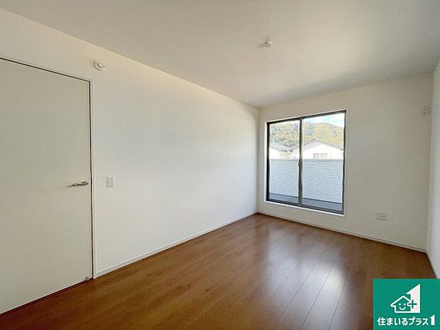 【洋室】シンプルな洋室は、自分好みのインテリアが楽しめます♪ご家族とインテリアや家具を選びに行くのは新築購入時の醍醐味の一つです。ぜひお楽しみください♪