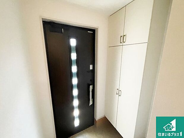 【玄関】シューズボックスにはたくさんの靴が収納できるので玄関周りはいつもスッキリ!ご家族が増えても安心!