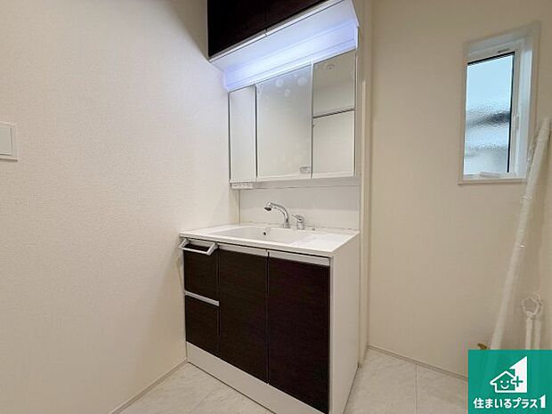 【独立洗面台】清潔感のある洗面台です。フラットな鏡は掃除がしやすく毎日清潔!鏡裏には収納があるのでスッキリとした洗面台が保てます。