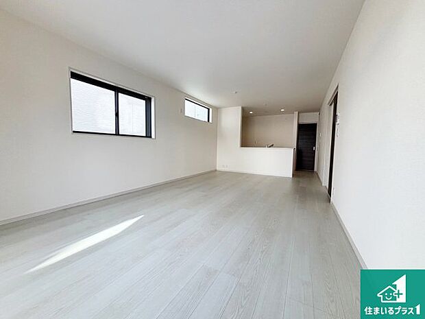 【居間・リビング】日当たり良好の明るいリビングで朝の目覚めもスッキリできそう!対面キッチンでご家族のコミュニケーションも自然と増える設計!小さなお子様が遊ぶスペースを作っても広々とくつろげるLDK!