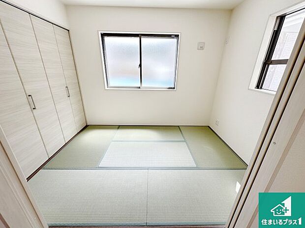 【和室】一室あると便利な和室は客間としてだけでなく、小さなお子様のプレイルームや食後のくつろぎスペースとしてもご利用いただけます。収納もついていますので大活躍間違いなし!