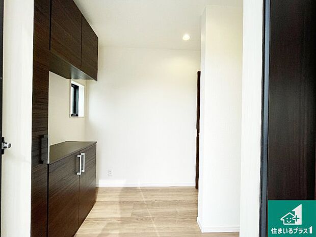 【玄関】シューズボックスにはたくさんの靴が収納できるので玄関周りはいつもスッキリ!ご家族が増えても安心!