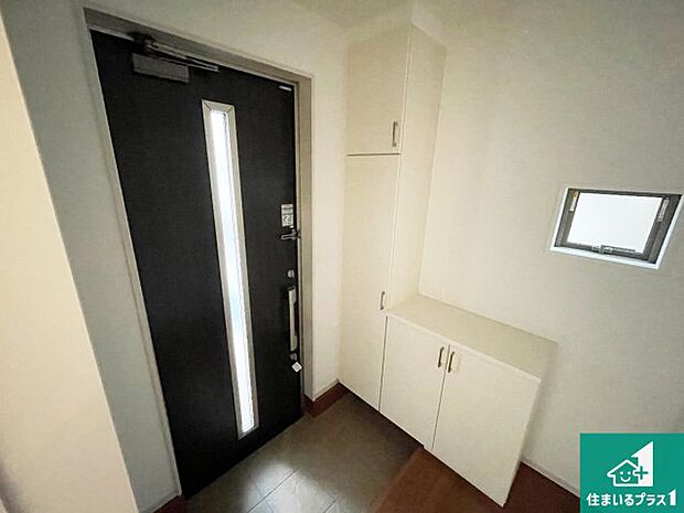 【玄関】シューズボックスにはたくさんの靴が収納できるので玄関周りはいつもスッキリ!ご家族が増えても安心!