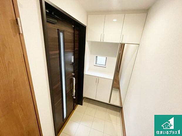 【玄関】シューズボックスにはたくさんの靴が収納できるので玄関周りはいつもスッキリ!ご家族が増えても安心!