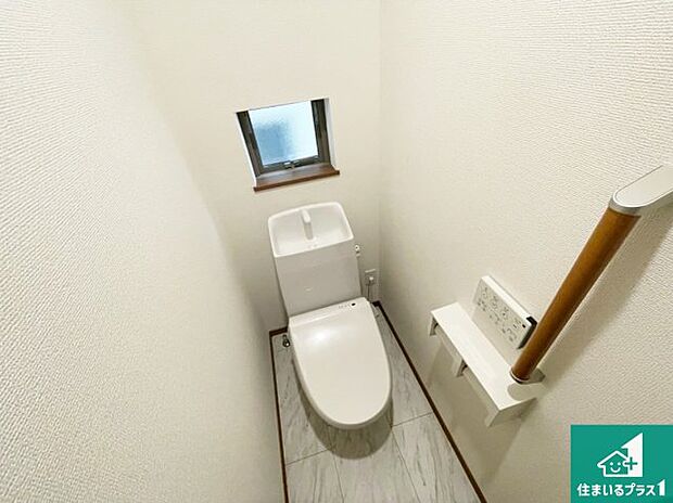 【トイレ】1・2階の2ヶ所にあるので、朝の忙しい時間の順番待ちもなく、深夜の利用にも大変便利です。