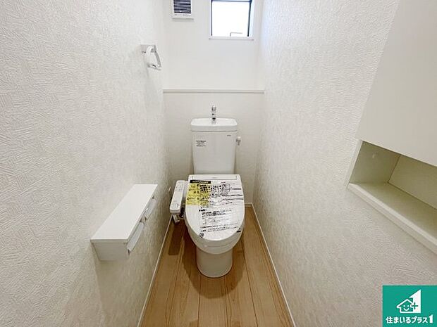 【トイレ】1・2階の2ヶ所にあるので、朝の忙しい時間の順番待ちもなく、深夜の利用にも大変便利です。