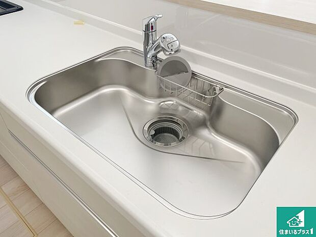 【キッチンシンク】蛇口の先端に浄水器を内蔵しています!原水と浄水、お湯と冷水、シャワーの切替えがワンタッチなので用途によって使い分けられます。