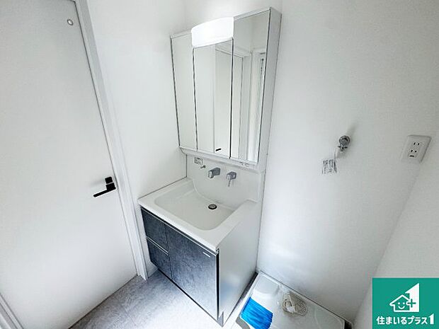 【独立洗面台】清潔感のある洗面台です。フラットな鏡は掃除がしやすく毎日清潔!鏡裏には収納があるのでスッキリとした洗面台が保てます。