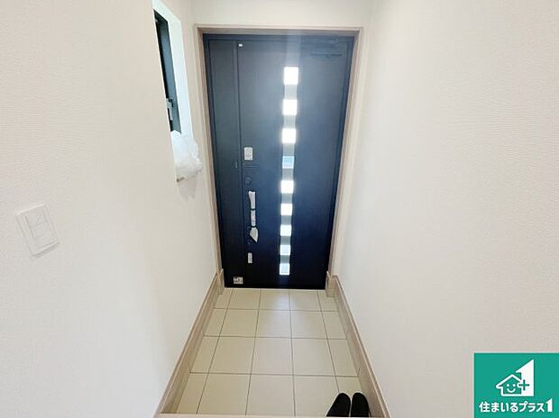 【玄関】シューズボックスにはたくさんの靴が収納できるので玄関周りはいつもスッキリ!ご家族が増えても安心!