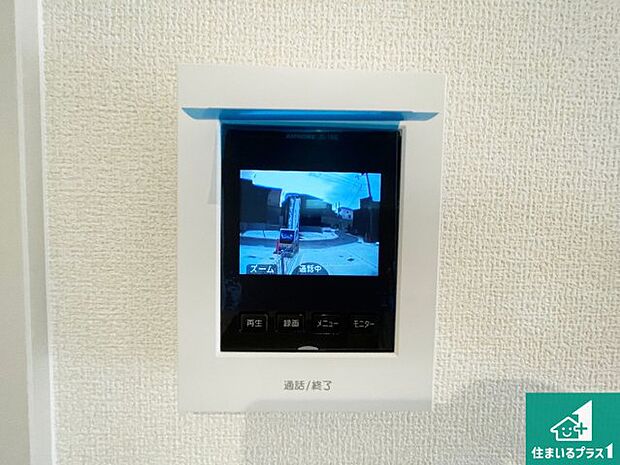 【カラーモニターインターホン】声だけでなく来訪者の姿や顔がモニターで確認できるので、小さなお子様がいらっしゃるご家庭でも安心できます！