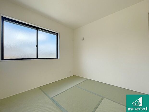 【和室】一室あると便利な和室は客間としてだけでなく、小さなお子様のプレイルームや食後のくつろぎスペースとしてもご利用いただけます。収納もついていますので大活躍間違いなし!