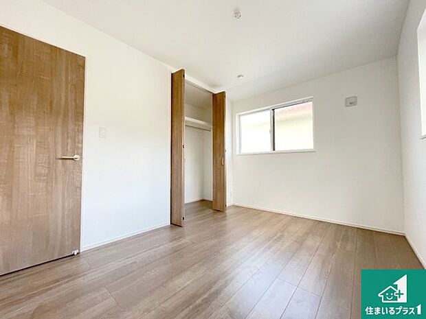 【洋室】シンプルな洋室は、自分好みのインテリアが楽しめます♪ご家族とインテリアや家具を選びに行くのは新築購入時の醍醐味の一つです。ぜひお楽しみください♪