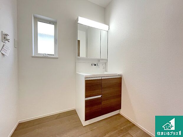 【独立洗面台】清潔感のある洗面台です。フラットな鏡は掃除がしやすく毎日清潔！鏡裏には収納があるのでスッキリとした洗面台が保てます。