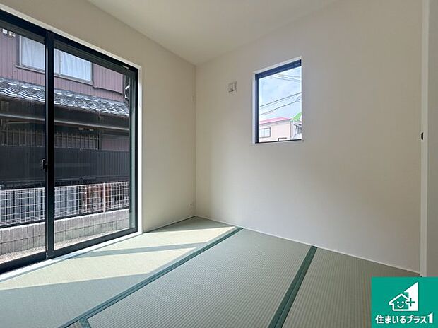 【和室】一室あると便利な和室は客間としてだけでなく、小さなお子様のプレイルームや食後のくつろぎスペースとしてもご利用いただけます。収納もついていますので大活躍間違いなし!