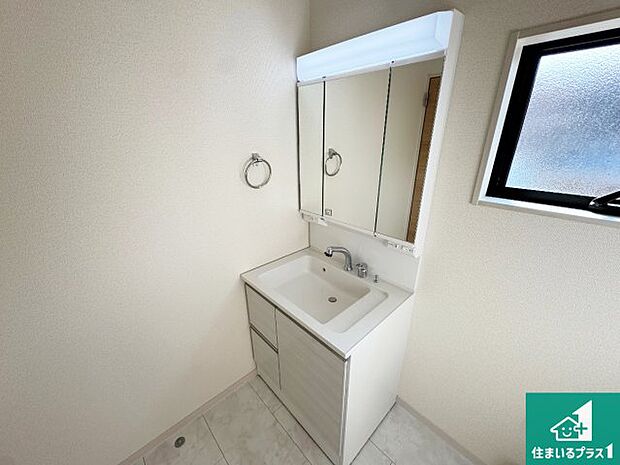【独立洗面台】清潔感のある洗面台です。フラットな鏡は掃除がしやすく毎日清潔!鏡裏には収納があるのでスッキリとした洗面台が保てます。