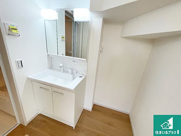 【独立洗面台】清潔感のある洗面台です。フラットな鏡は掃除がしやすく毎日清潔!鏡裏には収納があるのでスッキリとした洗面台が保てます。