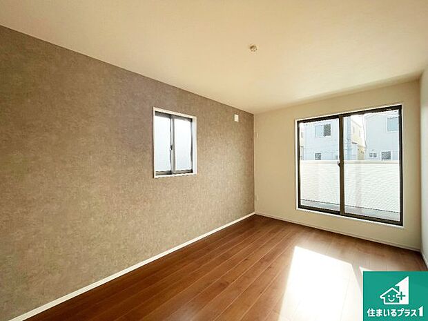 【洋室】寝室は心地よい眠りについてもらいたくて、シンプルかつ開放的な空間な設計にしています!大きな窓から差し込む日が心地いいです♪