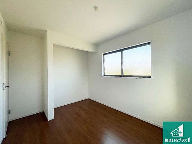 【洋室】シンプルな洋室は、自分好みのインテリアが楽しめます♪ご家族とインテリアや家具を選びに行くのは新築購入時の醍醐味の一つです。ぜひお楽しみください♪