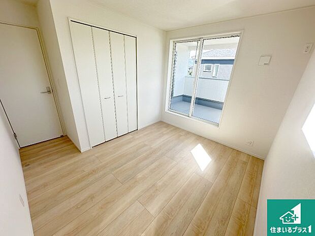 【洋室】シンプルな洋室は、自分好みのインテリアが楽しめます♪ご家族とインテリアや家具を選びに行くのは新築購入時の醍醐味の一つです。ぜひお楽しみください♪