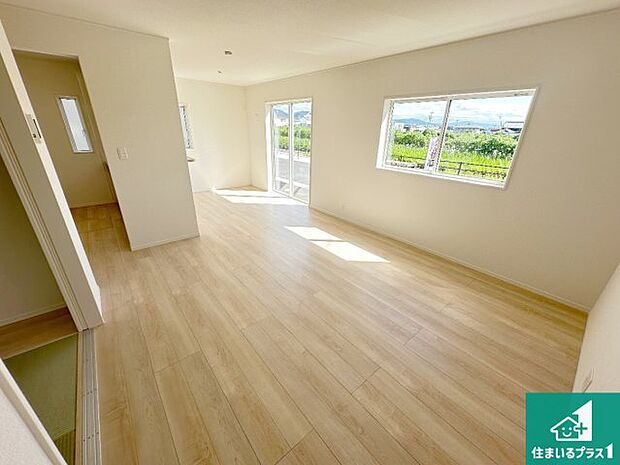 【居間・リビング】日当たり良好の明るいリビングで朝の目覚めもスッキリできそう!対面キッチンでご家族のコミュニケーションも自然と増える設計!小さなお子様が遊ぶスペースを作っても広々とくつろげるLDK!