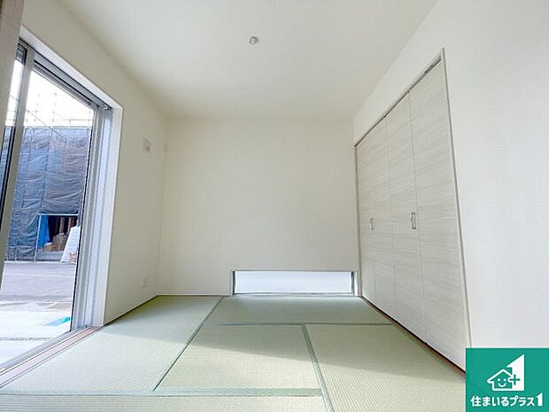 【和室】一室あると便利な和室は客間としてだけでなく、小さなお子様のプレイルームや食後のくつろぎスペースとしてもご利用いただけます。収納もついていますので大活躍間違いなし！
