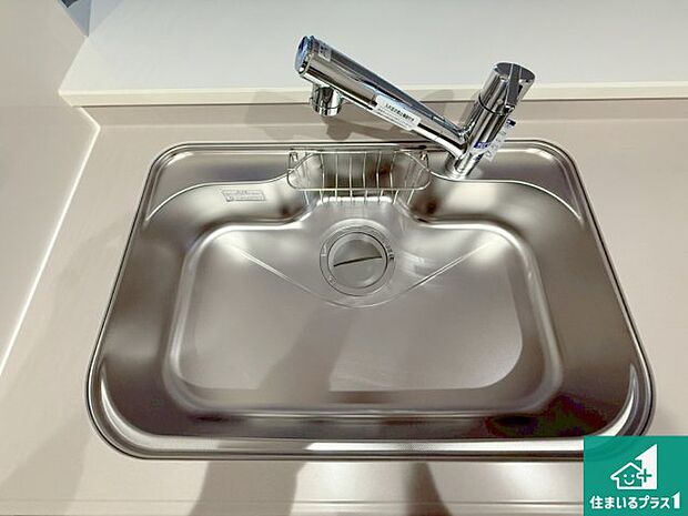 【キッチンシンク】蛇口の先端に浄水器を内蔵しています！原水と浄水、お湯と冷水、シャワーの切替えがワンタッチなので用途によって使い分けられます。