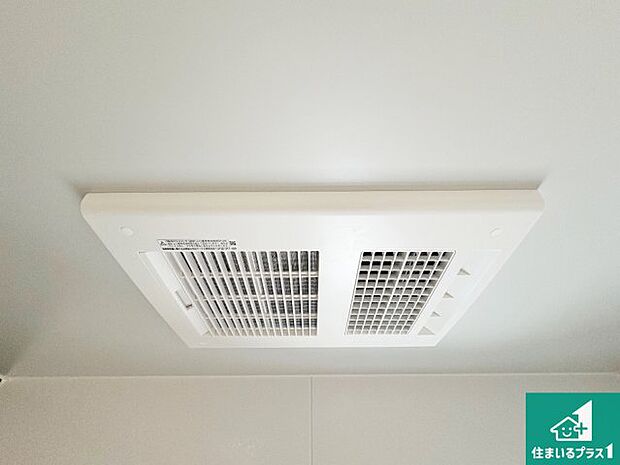 【浴室暖房乾燥機】四季を通して快適なバスライフをお手伝いする浴室暖房乾燥機！浴室の乾燥・暖房・涼風・換気はもちろん、２４時間換気にも対応！ 