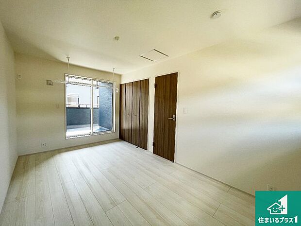 【洋室】シンプルな洋室は、自分好みのインテリアが楽しめます♪ご家族とインテリアや家具を選びに行くのは新築購入時の醍醐味の一つです。ぜひお楽しみください♪