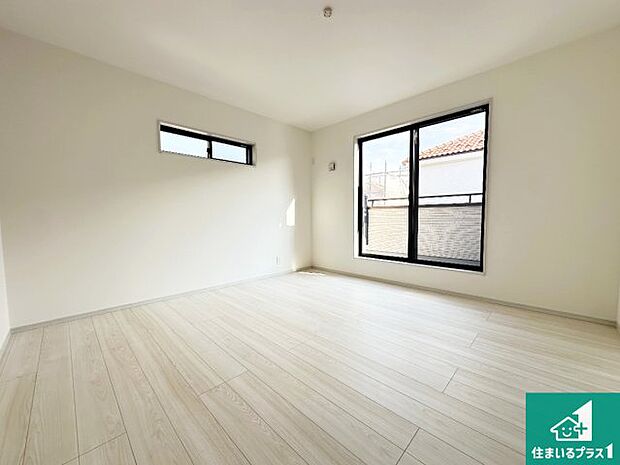 【洋室】シンプルな洋室は、自分好みのインテリアが楽しめます♪ご家族とインテリアや家具を選びに行くのは新築購入時の醍醐味の一つです。ぜひお楽しみください♪